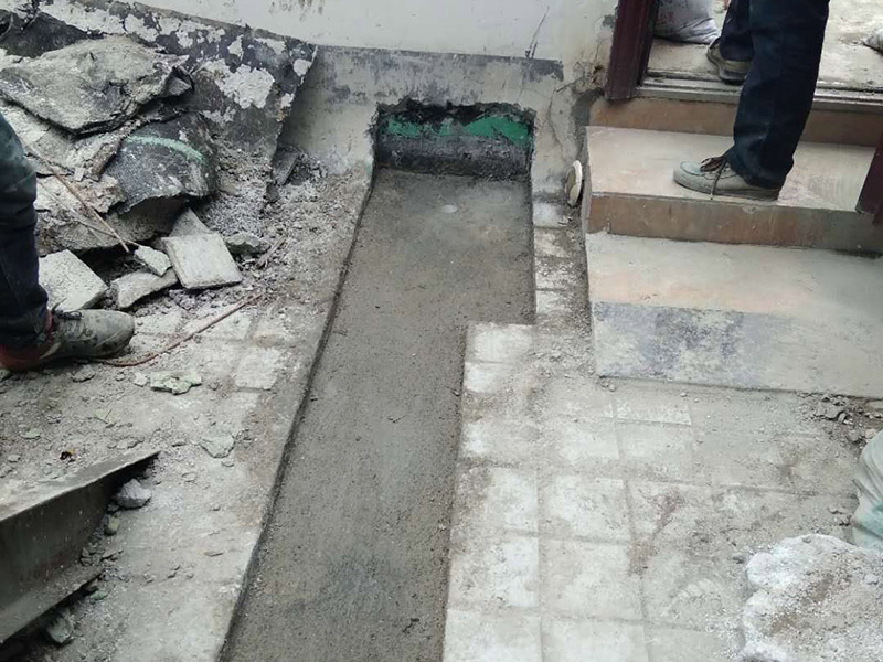 露臺花臺防水施工：是建議在干燥的地方施工，基面越干燥，產(chǎn)品才能滲透越深，如果基面里面都是水分，密度大，材料無法很好的滲透進去。關(guān)于防水堵漏的原理，水的漏水源頭沒有堵住，水只會一直往墻體滲透，長期存在墻體內(nèi)部，當水份達到一定程度會從墻體其他地方滲漏出來。并無法解決根本的問題，只有在屋頂或者外墻外面噴防水劑，讓水無法滲透進墻體直接流走才能徹底解決問題。