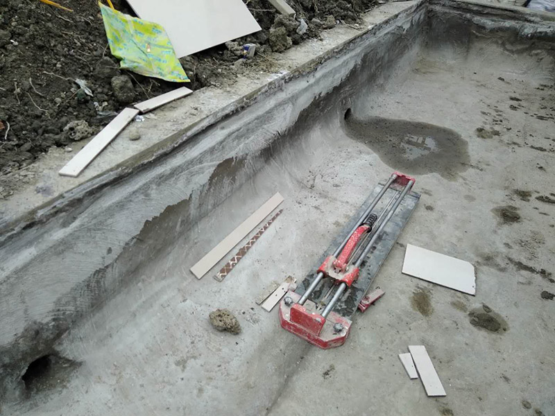 露臺花臺防水施工：是建議在干燥的地方施工，基面越干燥，產(chǎn)品才能滲透越深，如果基面里面都是水分，密度大，材料無法很好的滲透進去。關(guān)于防水堵漏的原理，水的漏水源頭沒有堵住，水只會一直往墻體滲透，長期存在墻體內(nèi)部，當水份達到一定程度會從墻體其他地方滲漏出來。并無法解決根本的問題，只有在屋頂或者外墻外面噴防水劑，讓水無法滲透進墻體直接流走才能徹底解決問題。