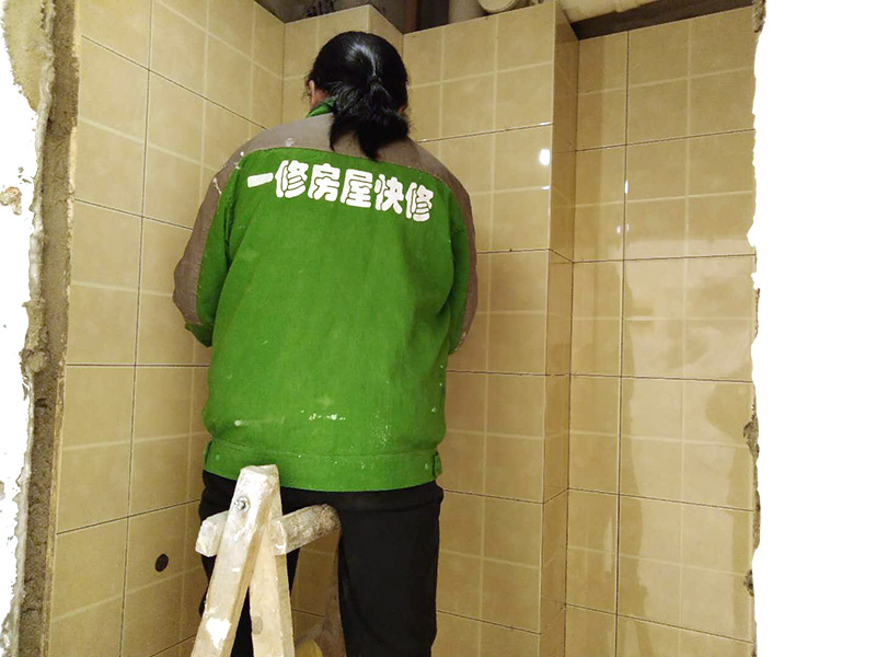 衛(wèi)生間貼磚施工：衛(wèi)生間墻磚的規(guī)格一定要與鋪貼面積協(xié)調(diào)衛(wèi)生間墻磚的規(guī)格不宜過大,規(guī)格過大的墻磚會(huì)給人一種不協(xié)調(diào)的感覺,而小尺寸的墻磚裝飾效果則更好,在一定程度上可以增加衛(wèi)生間的空間感。在進(jìn)行衛(wèi)生間墻磚鋪貼之前一定要做好排磚方案鋪貼前一定要做排磚方案,盡量不要出現(xiàn)小于墻磚三分之一的窄列。確須切割,瓷磚經(jīng)過切割后以剩下大于三分之二的為宜。3、了解水電布線走向在鋪貼之前一定要記住墻面水管電線的走向,最好將電路、水路的走線圖保存好。而且一定要進(jìn)行一次閉水、閉電實(shí)驗(yàn),以免出現(xiàn)漏水、漏電的情況。