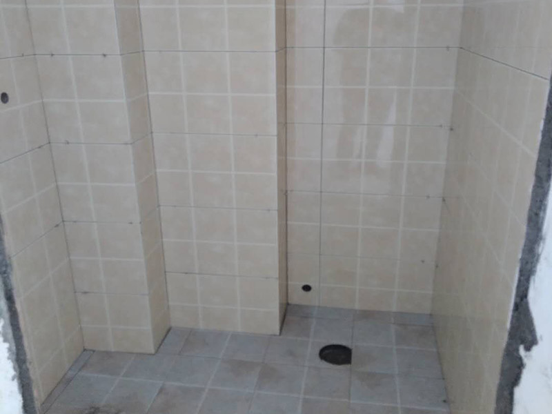 衛(wèi)生間貼磚施工：衛(wèi)生間墻磚的規(guī)格一定要與鋪貼面積協(xié)調(diào)衛(wèi)生間墻磚的規(guī)格不宜過大,規(guī)格過大的墻磚會(huì)給人一種不協(xié)調(diào)的感覺,而小尺寸的墻磚裝飾效果則更好,在一定程度上可以增加衛(wèi)生間的空間感。在進(jìn)行衛(wèi)生間墻磚鋪貼之前一定要做好排磚方案鋪貼前一定要做排磚方案,盡量不要出現(xiàn)小于墻磚三分之一的窄列。確須切割,瓷磚經(jīng)過切割后以剩下大于三分之二的為宜。3、了解水電布線走向在鋪貼之前一定要記住墻面水管電線的走向,最好將電路、水路的走線圖保存好。而且一定要進(jìn)行一次閉水、閉電實(shí)驗(yàn),以免出現(xiàn)漏水、漏電的情況。