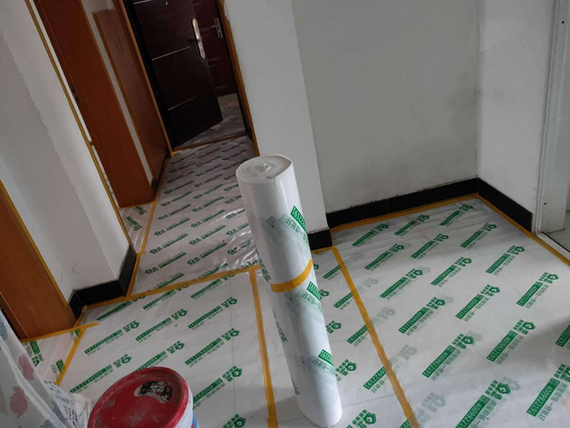 墻面翻新成品保護(hù)：各種裝修物料的進(jìn)場(chǎng)以及各種建筑裝修垃圾的清理，都會(huì)經(jīng)過(guò)入戶門，這些物品在搬運(yùn)的過(guò)程中，難免會(huì)和入戶門發(fā)生磕碰，造成入戶門的磕碰劃傷，所以，第一個(gè)需要做好成品保護(hù)的地方就是入戶門。地面瓷磚鋪貼完后，用成品保護(hù)膜覆蓋磚面，既可以防止裝修時(shí)的沙子磨傷地面，同時(shí)也能有效地防止油漆涂料等有色液體滴落磚面，造成地面污染。在進(jìn)行木門、櫥柜、家具等的相關(guān)的安裝或組裝的過(guò)程中，成品保護(hù)主要體現(xiàn)在兩個(gè)方面：一是原有的墻面、地面裝飾的保護(hù)，盡量避免因?yàn)檫@些安裝工程對(duì)已裝的部分造成破壞；二是安裝的物品本身的保護(hù)，注意不要在安裝過(guò)程中造成磕碰、劃傷等損傷。