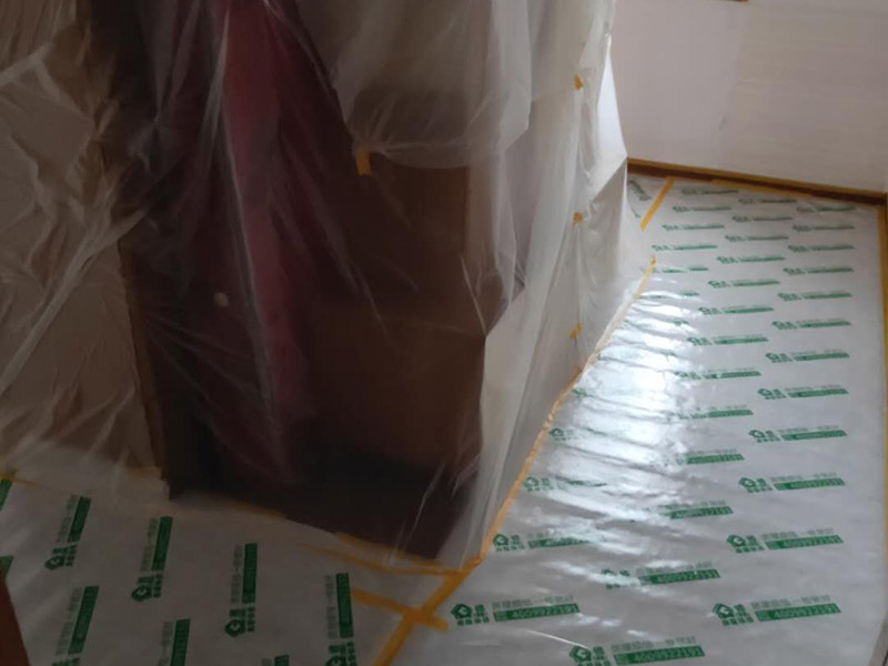 墻面翻新成品保護(hù)：各種裝修物料的進(jìn)場(chǎng)以及各種建筑裝修垃圾的清理，都會(huì)經(jīng)過(guò)入戶門，這些物品在搬運(yùn)的過(guò)程中，難免會(huì)和入戶門發(fā)生磕碰，造成入戶門的磕碰劃傷，所以，第一個(gè)需要做好成品保護(hù)的地方就是入戶門。地面瓷磚鋪貼完后，用成品保護(hù)膜覆蓋磚面，既可以防止裝修時(shí)的沙子磨傷地面，同時(shí)也能有效地防止油漆涂料等有色液體滴落磚面，造成地面污染。在進(jìn)行木門、櫥柜、家具等的相關(guān)的安裝或組裝的過(guò)程中，成品保護(hù)主要體現(xiàn)在兩個(gè)方面：一是原有的墻面、地面裝飾的保護(hù)，盡量避免因?yàn)檫@些安裝工程對(duì)已裝的部分造成破壞；二是安裝的物品本身的保護(hù)，注意不要在安裝過(guò)程中造成磕碰、劃傷等損傷。