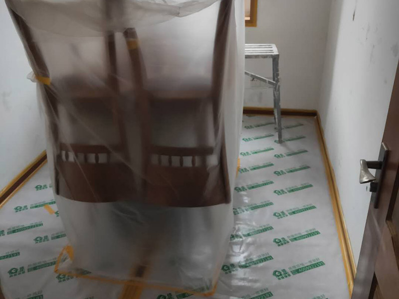 墻面翻新成品保護(hù)：各種裝修物料的進(jìn)場(chǎng)以及各種建筑裝修垃圾的清理，都會(huì)經(jīng)過(guò)入戶門，這些物品在搬運(yùn)的過(guò)程中，難免會(huì)和入戶門發(fā)生磕碰，造成入戶門的磕碰劃傷，所以，第一個(gè)需要做好成品保護(hù)的地方就是入戶門。地面瓷磚鋪貼完后，用成品保護(hù)膜覆蓋磚面，既可以防止裝修時(shí)的沙子磨傷地面，同時(shí)也能有效地防止油漆涂料等有色液體滴落磚面，造成地面污染。在進(jìn)行木門、櫥柜、家具等的相關(guān)的安裝或組裝的過(guò)程中，成品保護(hù)主要體現(xiàn)在兩個(gè)方面：一是原有的墻面、地面裝飾的保護(hù)，盡量避免因?yàn)檫@些安裝工程對(duì)已裝的部分造成破壞；二是安裝的物品本身的保護(hù)，注意不要在安裝過(guò)程中造成磕碰、劃傷等損傷。