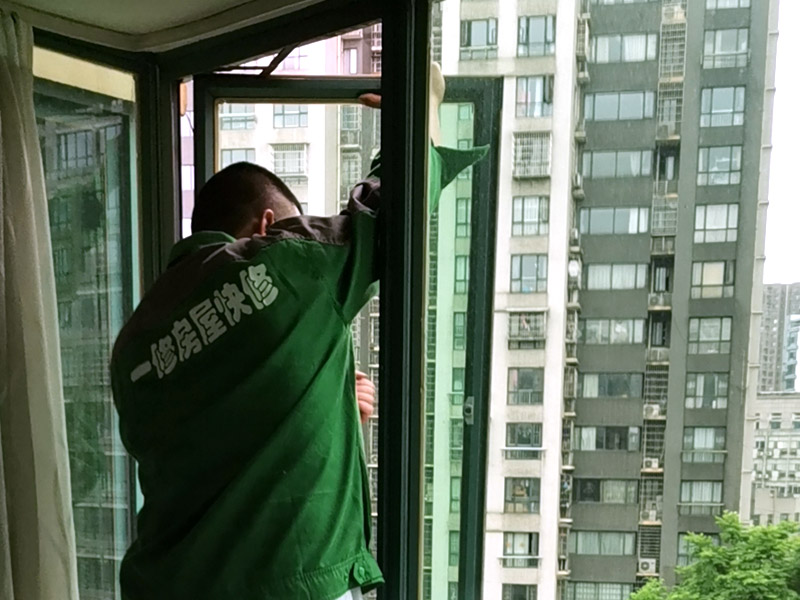 窗戶支架更換：1、測尺寸：封陽臺前需要測量好尺寸，在安裝前，應(yīng)檢驗窗戶尺寸與封陽臺的洞口尺寸是否一致。 2、固定支架：安裝窗戶時，先把窗戶固定在洞口處，然后使用螺絲加塑料脹銷固定。 3、檢查是否安正：窗框和窗戶洞口連接好之后，需要檢查窗戶是否安裝正了。如果傾斜，需要使用吊錘安正。