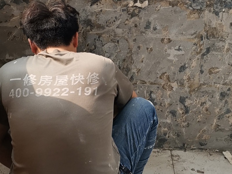 陽臺墻面基層鏟除：第一步：大檢查；鑒別方法是墻面灑水后，用鏟刀刮墻，很難鏟掉的應(yīng)該是水泥墻面;很容易鏟掉的就是大白粉加膠水的&ldquo;大白膩子&rdquo;，由于其易受潮粉化并含有甲醛的工程膠水，需要鏟除。 第二步：封固層處理；首先，清除空鼓，用水浸濕墻面白粉層，鏟掉墻皮。第二，墻面輥刷界面劑清理浮灰，提高附著力。最后，用找平修補砂漿修補空鼓、線槽、孔洞，嵌縫石膏進行溝縫處理。 第三步：厚找平層處理；平整度好的毛坯墻(毛坯房交房規(guī)范平整度在&plusmn;3毫米)就不需要用找平修補砂漿進行厚找平了，直接用耐水膩子或功能型生態(tài)膩子進行精找平就可以。 第四步：精找平層處理；厚找平層處理完后，就可以批刮