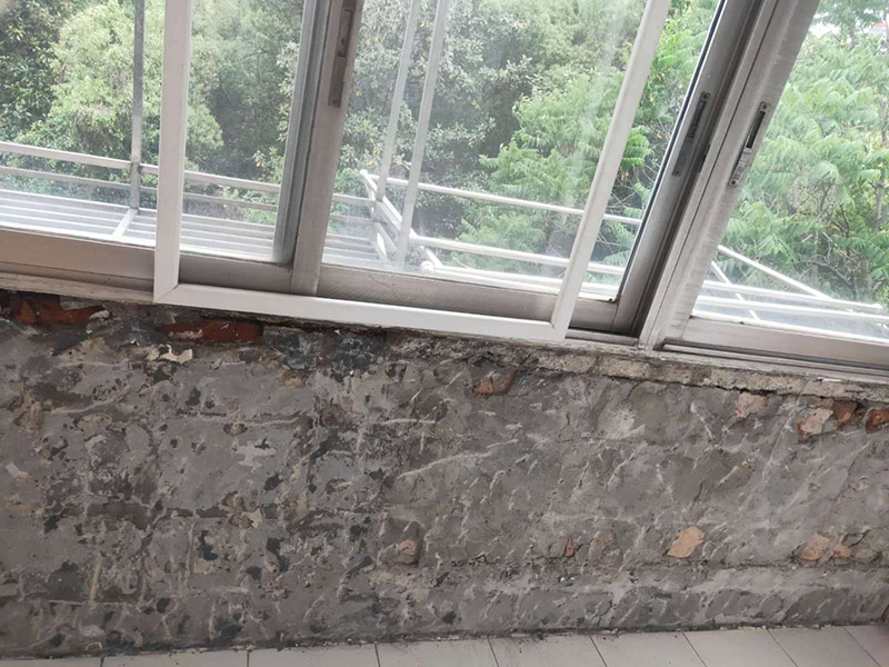 陽臺墻面基層鏟除：第一步：大檢查；鑒別方法是墻面灑水后，用鏟刀刮墻，很難鏟掉的應(yīng)該是水泥墻面;很容易鏟掉的就是大白粉加膠水的&ldquo;大白膩子&rdquo;，由于其易受潮粉化并含有甲醛的工程膠水，需要鏟除。 第二步：封固層處理；首先，清除空鼓，用水浸濕墻面白粉層，鏟掉墻皮。第二，墻面輥刷界面劑清理浮灰，提高附著力。最后，用找平修補砂漿修補空鼓、線槽、孔洞，嵌縫石膏進行溝縫處理。 第三步：厚找平層處理；平整度好的毛坯墻(毛坯房交房規(guī)范平整度在&plusmn;3毫米)就不需要用找平修補砂漿進行厚找平了，直接用耐水膩子或功能型生態(tài)膩子進行精找平就可以。 第四步：精找平層處理；厚找平層處理完后，就可以批刮