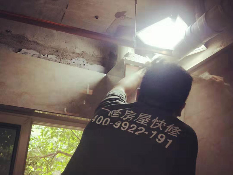 全屋裝修翻新：1、墻面翻新 老房裝修翻新不能隨便的去拆墻體，很多人覺得只有承重墻才不能隨便拆改，其實非承重墻也不可以隨便拆改，雖然是次要的承重，但是它也能起到支撐作用，所以要視情況而定，能不拆的盡量不要去拆。 2、地面翻新 很多業(yè)主覺得地板翻新，找個師傅把破壞的地板進行打磨就可以，然后進行打蠟保養(yǎng)就可以了。其實并不是這樣的，有些地板不能翻新，比如：強化復(fù)合地板，是不可以翻新，有破壞的地板，需要更換新的。 3、水電改造 水電改造是比較復(fù)雜的工程，很多業(yè)主覺得實用那么長時間都沒有出問題，然后就覺得不需要改，這是錯誤的想法，水電關(guān)系到我們的生命安全。在翻新前要先檢查，然后根據(jù)情況進行改造，老房布局很多都是不合理的。使用時間久了容易老化，水電一定要進行整改，因為它是隱蔽工程，避免日后帶來不必要的麻煩。 4、門窗改造 很多人為了節(jié)省一些費用，然后就沒有更換門窗，后來你會發(fā)現(xiàn)并沒有省下錢。門窗隱患是沒有那么容易看出的，因此要找專業(yè)的師傅檢查，然后確定需不需要更換。