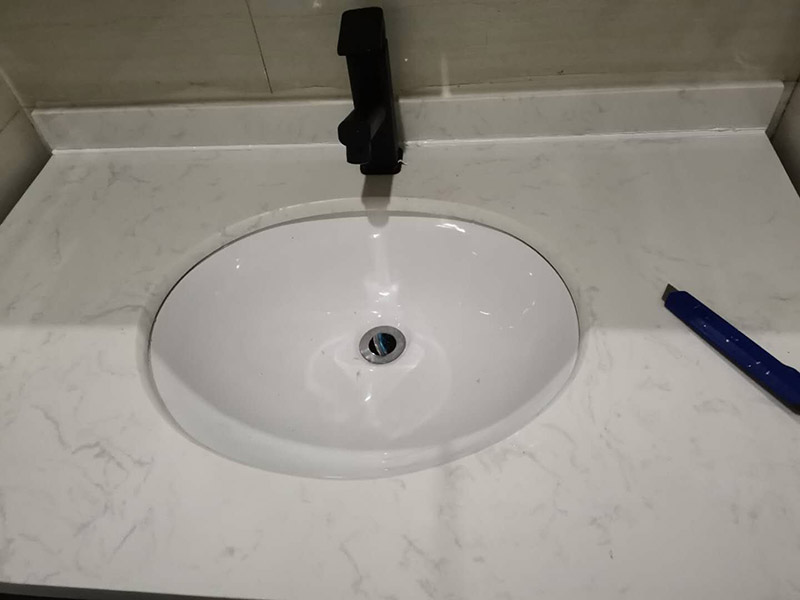 浴室柜安裝：在標(biāo)注好的位置，用氣鉆打孔先安裝主柜；再安裝洗臉盆，用玻璃膠固定好；再安裝水龍頭，接著就是下水器；安裝鏡子，還有置物架；完成。