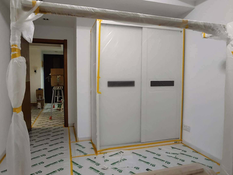 全屋翻新成品保護(hù)：成品保護(hù)的一般方法主要有：&ldquo;蓋、遮、圍、堵、包、綁&rdquo;。對于不同類型的物品，保護(hù)的方法是完全不同的。地面工程覆蓋保護(hù)，這類就是蓋。采取搭棚等措施對成品進(jìn)行遮護(hù)，就是遮。將有關(guān)排水、電氣等管道事先進(jìn)行封堵，防止雜物、泥土等堵塞孔道就是堵；對成品進(jìn)行有關(guān)包裹工作，如采用泡沫板、布條、設(shè)備包裝箱等就是包。