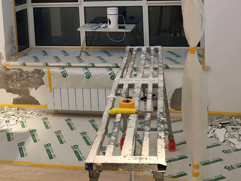 全屋翻新成品保護(hù)：成品保護(hù)的一般方法主要有：&ldquo;蓋、遮、圍、堵、包、綁&rdquo;。對于不同類型的物品，保護(hù)的方法是完全不同的。地面工程覆蓋保護(hù)，這類就是蓋。采取搭棚等措施對成品進(jìn)行遮護(hù)，就是遮。將有關(guān)排水、電氣等管道事先進(jìn)行封堵，防止雜物、泥土等堵塞孔道就是堵；對成品進(jìn)行有關(guān)包裹工作，如采用泡沫板、布條、設(shè)備包裝箱等就是包。