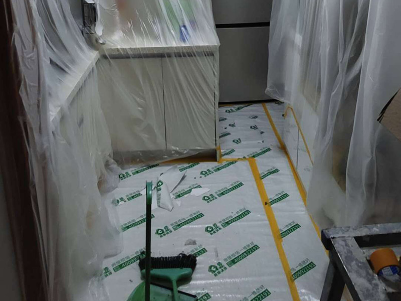 全屋翻新成品保護(hù)：成品保護(hù)的一般方法主要有：&ldquo;蓋、遮、圍、堵、包、綁&rdquo;。對于不同類型的物品，保護(hù)的方法是完全不同的。地面工程覆蓋保護(hù)，這類就是蓋。采取搭棚等措施對成品進(jìn)行遮護(hù)，就是遮。將有關(guān)排水、電氣等管道事先進(jìn)行封堵，防止雜物、泥土等堵塞孔道就是堵；對成品進(jìn)行有關(guān)包裹工作，如采用泡沫板、布條、設(shè)備包裝箱等就是包。