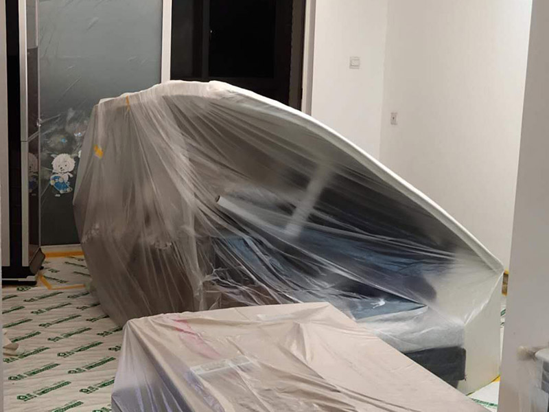 全屋翻新成品保護(hù)：成品保護(hù)的一般方法主要有：&ldquo;蓋、遮、圍、堵、包、綁&rdquo;。對于不同類型的物品，保護(hù)的方法是完全不同的。地面工程覆蓋保護(hù)，這類就是蓋。采取搭棚等措施對成品進(jìn)行遮護(hù)，就是遮。將有關(guān)排水、電氣等管道事先進(jìn)行封堵，防止雜物、泥土等堵塞孔道就是堵；對成品進(jìn)行有關(guān)包裹工作，如采用泡沫板、布條、設(shè)備包裝箱等就是包。