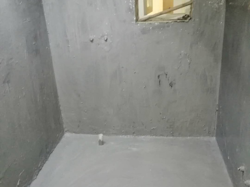 衛(wèi)生間拆除翻新：對洗浴用具首先進行拆卸，再拆除天花。根據(jù)施工隊的施工習慣，洗浴用具可以在所有墻面敲磚前統(tǒng)一拆除，也可以與敲磚穿插進行。在拆除洗浴用具時，需要事先與屋主溝通。如果洗浴用具需要保留使用，則拆卸時注意不能損壞洗浴用具。并不是所有洗浴用具都需要馬上拆卸，馬桶的拆卸是留到進行的，施工期間，可以用木板等材料保護馬桶，以防掉落物砸壞。