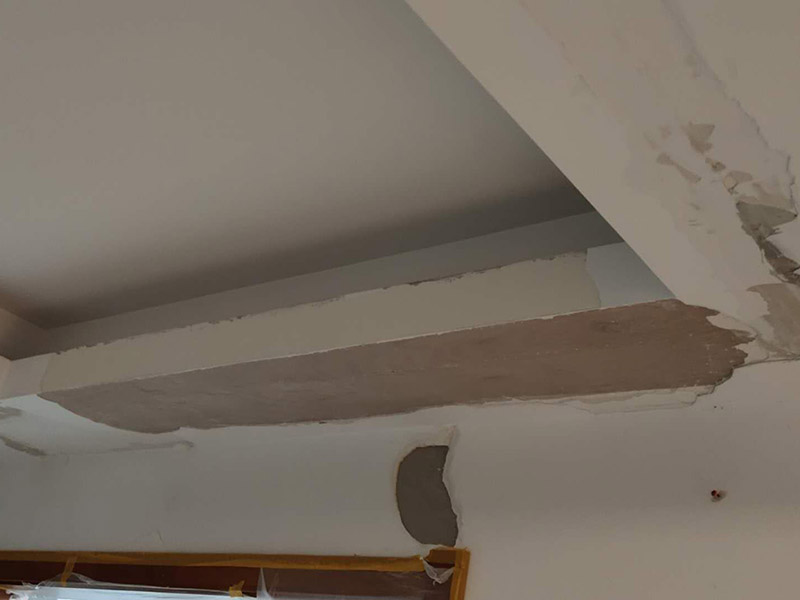 客廳天花板改造：首先注意天花板是否有滲水、漏水、發(fā)霉現(xiàn)象。如果沒有,第一步就是拆除已經(jīng)老化或者不要的燈具;第二步電路全部重新布局。如果天花板有霉斑,說明之前防水做的不好,冷墻體遇室內(nèi)熱氣產(chǎn)生冷凝水,就會發(fā)霉;建議重新做防水、保溫處理。