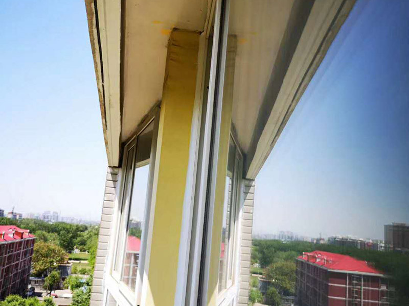 窗戶漏水打膠維修：局部鑿開、清除窗框與結(jié)構(gòu)墻體之間的填充材料，用聚合物水泥防水砂漿進(jìn)行分層填實，并涂刷防水涂料密封防水，淋水試驗無滲漏后，在回復(fù)飾面層即可。 1.開槽鑿除：鑿除的深度應(yīng)超過窗框的1/2寬度，鑿除作業(yè)時注意不能用力過大，防止周邊砌體松動。 2.分層嵌填聚合物水泥防水砂漿：聚合物防水砂漿每一遍厚度不超過15mm，第二遍要等第一遍干固后再施工。養(yǎng)護(hù)三天后再涂刷聚合物水泥防水涂料2遍以上。