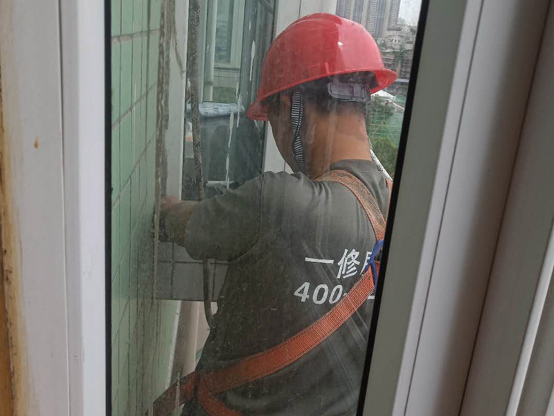 飄窗外墻防水施工：如果是窗戶安裝問題，則，把外面的密封膠清除后看窗與墻之間的縫有沒有用泡沫填充劑充填實，如果充填實了，則是外面的密封膠沒有處理好，應先將打膠處的雜物包括原膠皮及灰塵清除，然后打膠。若不是窗框處滲水，而是飄窗體滲水，則看看外粉有沒有空鼓，若有空鼓應鏟除后重新粉刷，若無空鼓，可在內外立面做滲入型防水劑處理。若是瓷磚外立面，可先用防水膩子勾瓷磚縫，然后再做滲入型防水劑處理。