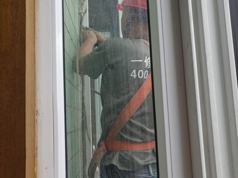 飄窗外墻防水施工：如果是窗戶安裝問題，則，把外面的密封膠清除后看窗與墻之間的縫有沒有用泡沫填充劑充填實，如果充填實了，則是外面的密封膠沒有處理好，應先將打膠處的雜物包括原膠皮及灰塵清除，然后打膠。若不是窗框處滲水，而是飄窗體滲水，則看看外粉有沒有空鼓，若有空鼓應鏟除后重新粉刷，若無空鼓，可在內外立面做滲入型防水劑處理。若是瓷磚外立面，可先用防水膩子勾瓷磚縫，然后再做滲入型防水劑處理。