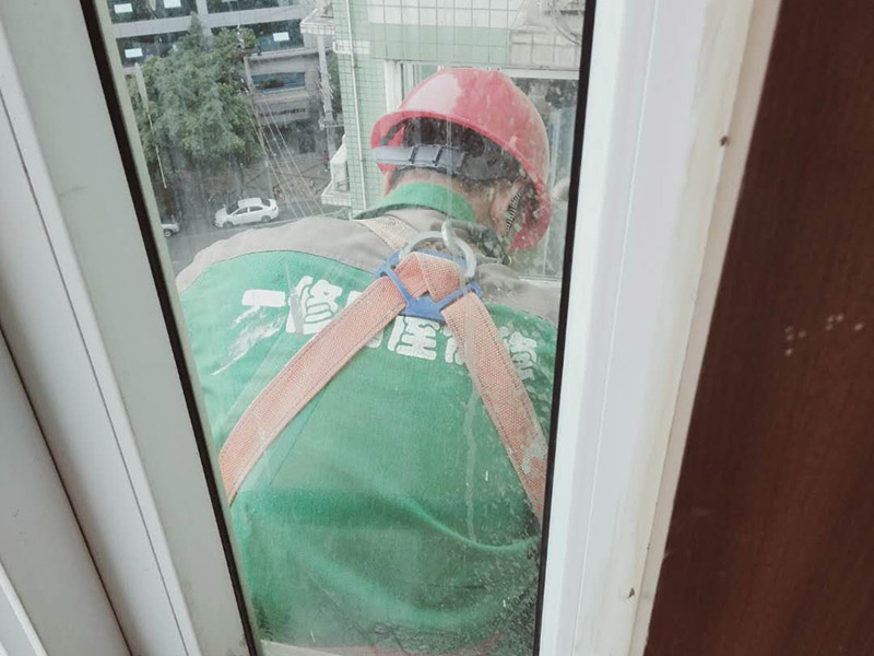 窗外雨棚防水維修:1.清潔雨棚的表面; 2.在需防水處理的區(qū)域涂上基層防水涂料,當其仍為濕潤時,把適合尺寸的縫織聚酯布鋪于其上,確保縫織聚酯布不起泡,不起皺,再用基層防水涂料浸透縫織聚酯布,至全干; 3.最后涂兩層表層防水涂料; 4.養(yǎng)護。