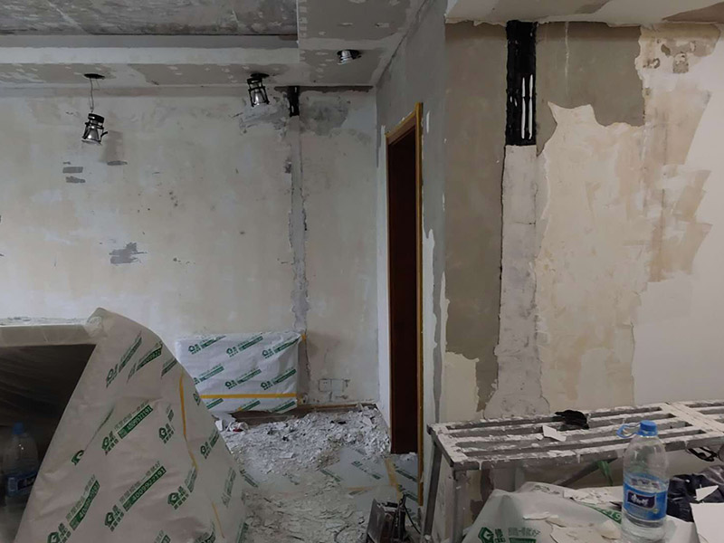 全屋墻面鏟除翻新：舊墻面在翻新前一定要做墻面基底處理，粉化嚴重的要全部鏟除，鏟除后抹上一層白水泥，原來墻面過于光滑、刷過油漆的鏟除后還要做打磨處理，把粘結不牢的表皮去掉，便于新涂料和墻體粘結。墻面底漆的作用是抗堿防潮、封固基材、保護面漆，提高面漆的質感和遮蓋力，對于老房翻新，墻面一定要做底漆，如果沒有刷底漆就直接上面漆的話，時間一長墻面容易起泡、發(fā)霉，太陽照曬時間長了也容易變色。已經上好面漆的墻面要修補會比較麻煩，容易產生色差，材料的使用時間不同，質量也難以保證，很難達到理想效果。 所以墻面的修補最好是整塊墻面，或是盡可能地選擇較大面積進行修補，這樣可以盡量避免產生色差，修補后的質量也更好。