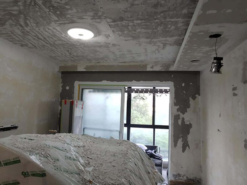 全屋墻面鏟除翻新：舊墻面在翻新前一定要做墻面基底處理，粉化嚴重的要全部鏟除，鏟除后抹上一層白水泥，原來墻面過于光滑、刷過油漆的鏟除后還要做打磨處理，把粘結不牢的表皮去掉，便于新涂料和墻體粘結。墻面底漆的作用是抗堿防潮、封固基材、保護面漆，提高面漆的質感和遮蓋力，對于老房翻新，墻面一定要做底漆，如果沒有刷底漆就直接上面漆的話，時間一長墻面容易起泡、發(fā)霉，太陽照曬時間長了也容易變色。已經上好面漆的墻面要修補會比較麻煩，容易產生色差，材料的使用時間不同，質量也難以保證，很難達到理想效果。 所以墻面的修補最好是整塊墻面，或是盡可能地選擇較大面積進行修補，這樣可以盡量避免產生色差，修補后的質量也更好。