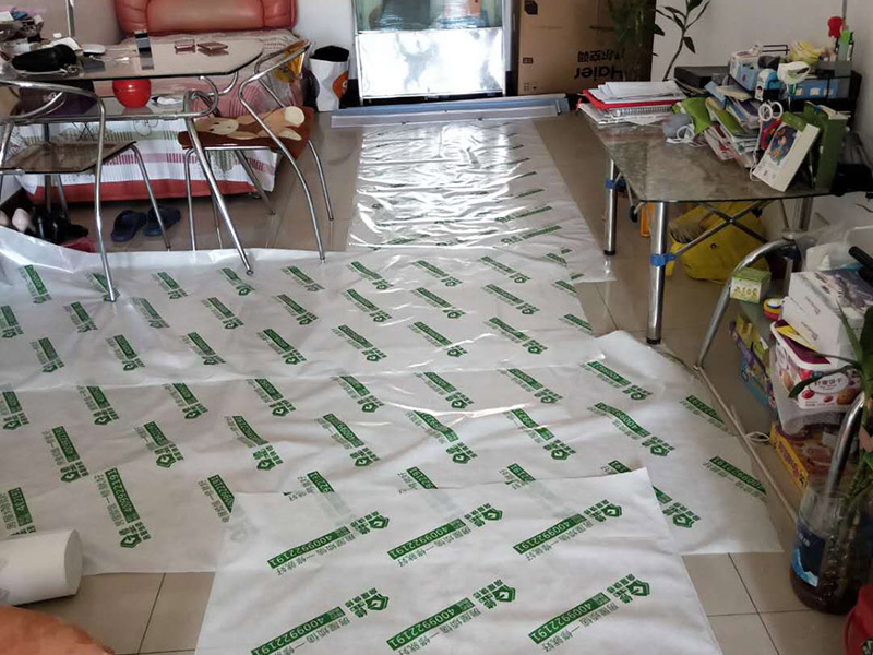 陽臺窗戶安裝：1、測尺寸，在使用鋁合bai金窗時，封陽臺前應準確du地測量陽臺封閉面的尺zhi寸，在施工現(xiàn)場外按尺寸加工dao制作窗戶框、玻璃，運抵施工現(xiàn)場。在安裝前，應檢驗窗戶尺寸與封陽臺的洞口尺寸是否一致。 2、固定支架，用固定片固定，窗戶安裝前應先清理陽臺洞口的基層，要求將窗戶緊靠墻體的基層材料清除，并在固定點打孔，預設膨脹螺栓或塑料脹銷，以便固定窗體。安裝窗戶時，應首先將窗戶穩(wěn)坐在洞口處，固定其位置，用螺絲加塑料脹銷固定。 3、檢查是否安正，窗框與窗戶洞口連接好后，應該檢查窗戶是否安裝正了。若窗戶安裝不正，使用一段時間后可能會出現(xiàn)窗戶越來越歪的情況。如果是常規(guī)的矩形窗戶，可以直接量窗戶的對角線(左下角和右上角、左上角和右下角)，兩根線長度需一致;如果是圓弧型窗戶，需要使用水平尺，尺上的氣泡在中間表明窗戶是正的;如果是傾斜的窗戶，則需要使用吊錘。 4、打發(fā)泡膠，窗戶調(diào)整完后，就需要打發(fā)泡膠，填充窗框與墻之間的縫隙。待發(fā)泡膠固化后(一般需要2-3小時，冬天需要的時間更長)，將多余的發(fā)泡膠切割掉。