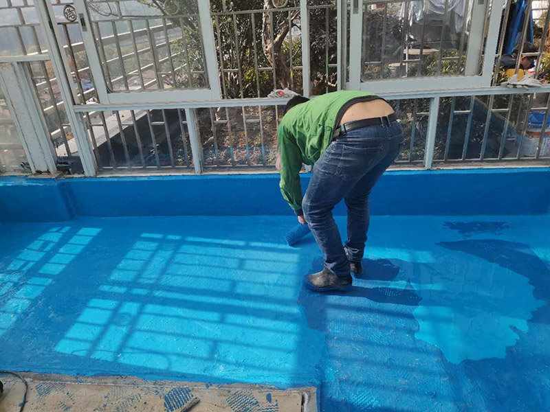 陽(yáng)臺(tái)刷防水維修：開(kāi)放式的陽(yáng)臺(tái)在暴雨來(lái)臨時(shí)容易進(jìn)水，為了防止雨水進(jìn)入室內(nèi)，因此我們?cè)陉?yáng)臺(tái)裝修時(shí)，需要有一定坡度，保證水能順利流向排水孔，不會(huì)進(jìn)入房間。在暴雨天氣下，如果雨量大于地漏的排水能力時(shí)，就會(huì)在陽(yáng)臺(tái)地面出現(xiàn)大量積水，容易導(dǎo)致積水進(jìn)入室內(nèi)，因此我們?cè)谶x購(gòu)陽(yáng)臺(tái)地漏的時(shí)，最好選擇排水量大且順暢的地漏。通常陽(yáng)臺(tái)的防水層都在外層，需要受到陽(yáng)光暴曬、雨水侵蝕、嚴(yán)寒酷暑等自然天氣的考驗(yàn)，如果沒(méi)有出色的性能和良好的保護(hù)措施，他的使用年限會(huì)大大縮短。因此，我們?cè)谶x購(gòu)防水材料時(shí)，需要選擇強(qiáng)度高、耐老化的防水涂料。