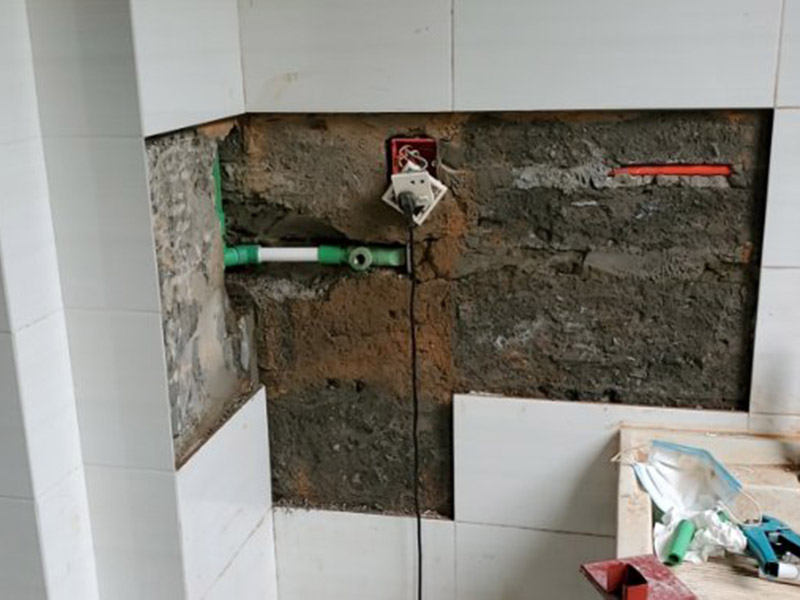 墻內(nèi)水管維修：首先，我們發(fā)現(xiàn)漏水，應第一時間關掉自家的供水閥門，讓漏水帶來的影響盡可能的縮小。 然后我們需要找到水管漏水的地方，最常使用的方法是水管打壓法。此方法需要將冷熱水管用軟管連接在一起使冷熱水形成一個圈，總閥門關閉，所有出水口只留一個口接上試壓器，其余關閉，這時試壓器的指針讀數(shù)為0。 搖動測壓桿至指針讀數(shù)到0.9-1.0之間，此時的水壓應為正常水壓的3-6倍。然后需要等待一定時間，不同管材需要的時間不一樣，但最少也需要半個小時。此時查看壓力值，如果降幅不超過0.5個壓，就沒有漏水。如果有漏點，壓力就會下降較多。 找到了漏水點，我們就要對漏水的管道進行維修或更換。首先要鑿開對應墻面，此過程中要注意對地板家居的保護。然后清理干凈管道上的殘渣，進行換新，連接好后要用防水膠對管道進行防水處理。