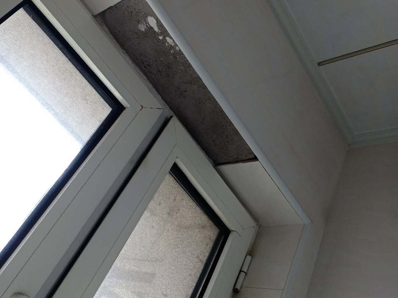 瓷磚局部修補(bǔ)：墻地面的瓷磚出現(xiàn)少量的局部空鼓，如在不影響櫥柜、鏡柜、花灑和熱水器等家具家電安裝穩(wěn)固的情況下，可以不予處理，但若是對安裝和日常生活造成影響，建議把這局部的瓷磚敲掉重新鋪貼。 建議拆下來重新鋪貼，此時(shí)鋪貼使用的粘合劑尤為重要，若瓷磚面積較小，可以用益膠泥，它比水泥粘著性更強(qiáng);單塊瓷磚粘貼在平坦平面上，可以使用瓷磚膠/瓷磚粘貼劑，若是小面積范圍的多片瓷磚，建議使用益膠泥比使用水泥更為恰當(dāng)。 若沙漿連同瓷磚一起掉落，要先在原基礎(chǔ)面上輕輕鑿些毛坑后，再拌有107膠的沙漿重新鑲貼，在基礎(chǔ)面上刷一層后將脫落的瓷磚壓上去，直至沙漿硬化。需要注意的是，若瓷磚僅是局部脫落，千萬不可用力敲打基礎(chǔ)面上的沙漿，以防震松周圍原本牢固的瓷磚。