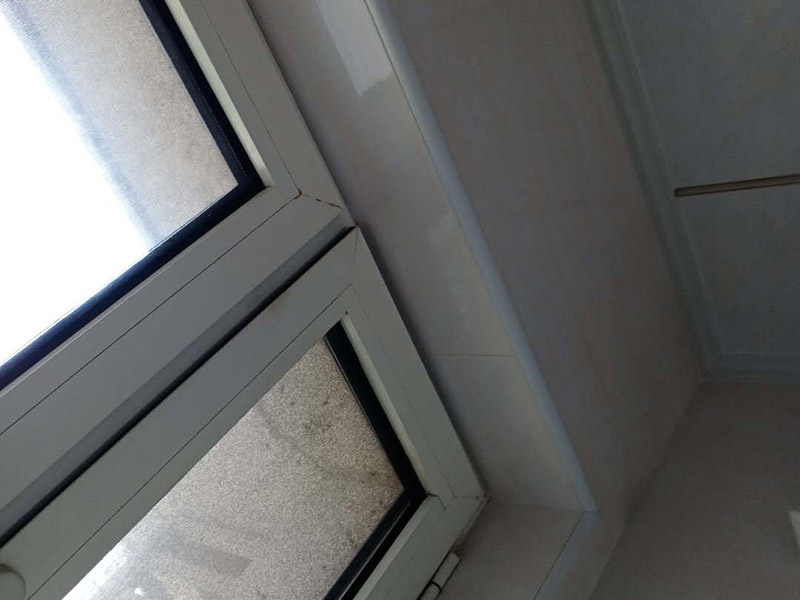 瓷磚局部修補(bǔ)：墻地面的瓷磚出現(xiàn)少量的局部空鼓，如在不影響櫥柜、鏡柜、花灑和熱水器等家具家電安裝穩(wěn)固的情況下，可以不予處理，但若是對安裝和日常生活造成影響，建議把這局部的瓷磚敲掉重新鋪貼。 建議拆下來重新鋪貼，此時(shí)鋪貼使用的粘合劑尤為重要，若瓷磚面積較小，可以用益膠泥，它比水泥粘著性更強(qiáng);單塊瓷磚粘貼在平坦平面上，可以使用瓷磚膠/瓷磚粘貼劑，若是小面積范圍的多片瓷磚，建議使用益膠泥比使用水泥更為恰當(dāng)。 若沙漿連同瓷磚一起掉落，要先在原基礎(chǔ)面上輕輕鑿些毛坑后，再拌有107膠的沙漿重新鑲貼，在基礎(chǔ)面上刷一層后將脫落的瓷磚壓上去，直至沙漿硬化。需要注意的是，若瓷磚僅是局部脫落，千萬不可用力敲打基礎(chǔ)面上的沙漿，以防震松周圍原本牢固的瓷磚。