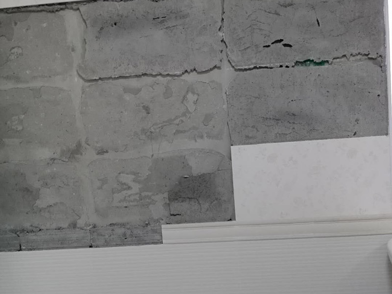 瓷磚局部修補(bǔ)：墻地面的瓷磚出現(xiàn)少量的局部空鼓，如在不影響櫥柜、鏡柜、花灑和熱水器等家具家電安裝穩(wěn)固的情況下，可以不予處理，但若是對安裝和日常生活造成影響，建議把這局部的瓷磚敲掉重新鋪貼。 建議拆下來重新鋪貼，此時(shí)鋪貼使用的粘合劑尤為重要，若瓷磚面積較小，可以用益膠泥，它比水泥粘著性更強(qiáng);單塊瓷磚粘貼在平坦平面上，可以使用瓷磚膠/瓷磚粘貼劑，若是小面積范圍的多片瓷磚，建議使用益膠泥比使用水泥更為恰當(dāng)。 若沙漿連同瓷磚一起掉落，要先在原基礎(chǔ)面上輕輕鑿些毛坑后，再拌有107膠的沙漿重新鑲貼，在基礎(chǔ)面上刷一層后將脫落的瓷磚壓上去，直至沙漿硬化。需要注意的是，若瓷磚僅是局部脫落，千萬不可用力敲打基礎(chǔ)面上的沙漿，以防震松周圍原本牢固的瓷磚。