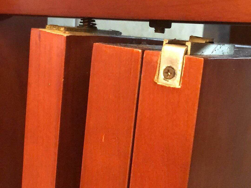 合頁推拉門維修：1、取一個邊框和下封，用固定螺絲固定 2、把固定好的邊框放置地上，然后把移門板排列在邊框上面 3、取另外一根邊框卡入排列好的移門板上，用螺絲固定下封和邊框 4、卡入上封，用螺絲固定，同時固定好上滑 5、上下螺絲都固定好后，用牽引螺絲把下滑固定在下封內(nèi)，完成安裝 6、注意：安裝下滑的時候，滑彈片是往里的。