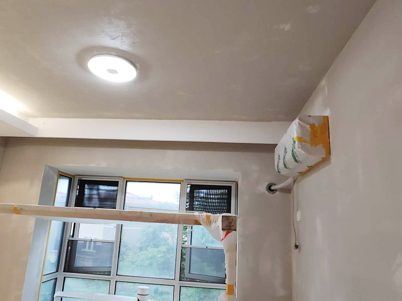 墻面翻新裝修：首先在做翻新的時(shí)候一定要把之前的墻面給處理干凈，粉化嚴(yán)重的一定要鏟除干凈。由于之前的墻面有刷過(guò)油漆和乳膠漆，所在做完鏟除后一定要做打磨處理，將原來(lái)墻體上的結(jié)實(shí)的表皮及浮沉全部清理掉，如果說(shuō)墻體出現(xiàn)小部分的凹陷以及裂縫的話可以用膩?zhàn)由晕⑻钛a(bǔ)一下。 清理干凈的墻面一定要刷一道底漆，墻面底漆的主要作用就是抗堿防潮、封固基材、保護(hù)面漆、提高面漆的質(zhì)量以及遮蓋力。尤其是對(duì)老房子進(jìn)行翻新的時(shí)候底漆是特別的重要，如果說(shuō)是直接的上面漆的話墻面就很容易起泡發(fā)霉，時(shí)間不久后就會(huì)再一次出現(xiàn)脫落現(xiàn)象，不能重蹈覆轍。在修補(bǔ)的過(guò)程中要是沒(méi)有做到全面，并且上漆過(guò)程已經(jīng)做了的話那就會(huì)顯得相當(dāng)?shù)穆闊?，上漆工程完成后的話再?duì)沒(méi)有修補(bǔ)到的地方進(jìn)行修補(bǔ)的話就會(huì)很難達(dá)到預(yù)想效果。 在上面漆之前要裝油漆按照漆桶的說(shuō)明配比及涂刷，要準(zhǔn)備足夠的量，保證顏色的相同，不要因?yàn)榱可偃绷亢髞?lái)進(jìn)行后補(bǔ)，這樣很容易發(fā)生色差的問(wèn)題。刷面漆時(shí)要選擇質(zhì)量好的刷漆滾筒，這樣刷出來(lái)的質(zhì)地才會(huì)更加的均勻好看。刷完漆之后要注意通風(fēng)問(wèn)題，因?yàn)橄♂寗┲械亩妆匠煞謺?huì)與乳膠漆中的成分發(fā)生化學(xué)反應(yīng)導(dǎo)致墻面泛黃。