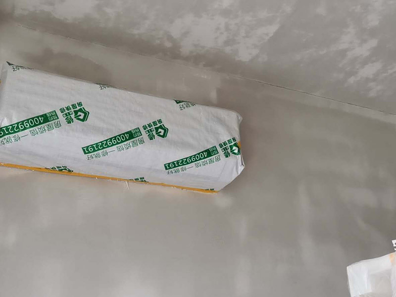 墻面翻新裝修：首先在做翻新的時(shí)候一定要把之前的墻面給處理干凈，粉化嚴(yán)重的一定要鏟除干凈。由于之前的墻面有刷過(guò)油漆和乳膠漆，所在做完鏟除后一定要做打磨處理，將原來(lái)墻體上的結(jié)實(shí)的表皮及浮沉全部清理掉，如果說(shuō)墻體出現(xiàn)小部分的凹陷以及裂縫的話可以用膩?zhàn)由晕⑻钛a(bǔ)一下。 清理干凈的墻面一定要刷一道底漆，墻面底漆的主要作用就是抗堿防潮、封固基材、保護(hù)面漆、提高面漆的質(zhì)量以及遮蓋力。尤其是對(duì)老房子進(jìn)行翻新的時(shí)候底漆是特別的重要，如果說(shuō)是直接的上面漆的話墻面就很容易起泡發(fā)霉，時(shí)間不久后就會(huì)再一次出現(xiàn)脫落現(xiàn)象，不能重蹈覆轍。在修補(bǔ)的過(guò)程中要是沒(méi)有做到全面，并且上漆過(guò)程已經(jīng)做了的話那就會(huì)顯得相當(dāng)?shù)穆闊?，上漆工程完成后的話再?duì)沒(méi)有修補(bǔ)到的地方進(jìn)行修補(bǔ)的話就會(huì)很難達(dá)到預(yù)想效果。 在上面漆之前要裝油漆按照漆桶的說(shuō)明配比及涂刷，要準(zhǔn)備足夠的量，保證顏色的相同，不要因?yàn)榱可偃绷亢髞?lái)進(jìn)行后補(bǔ)，這樣很容易發(fā)生色差的問(wèn)題。刷面漆時(shí)要選擇質(zhì)量好的刷漆滾筒，這樣刷出來(lái)的質(zhì)地才會(huì)更加的均勻好看。刷完漆之后要注意通風(fēng)問(wèn)題，因?yàn)橄♂寗┲械亩妆匠煞謺?huì)與乳膠漆中的成分發(fā)生化學(xué)反應(yīng)導(dǎo)致墻面泛黃。