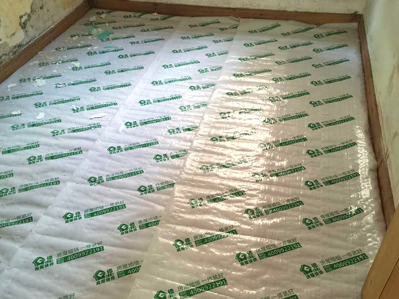 墻面翻新地板保護：舊墻面在翻新前一定要做墻面基底處理，粉化嚴重的要全部鏟除，鏟除后抹上一層白水泥，原來墻面過于光滑、刷過油漆的鏟除后還要做打磨處理，把粘結(jié)不牢的表皮去掉，便于新涂料和墻體粘結(jié)。墻面底漆的作用是抗堿防潮、封固基材、保護面漆，提高面漆的質(zhì)感和遮蓋力，對于老房翻新，墻面一定要做底漆，如果沒有刷底漆就直接上面漆的話，時間一長墻面容易起泡、發(fā)霉，太陽照曬時間長了也容易變色。墻面色差是修補墻面時需要盡量避免的，為此，應(yīng)該注意按照油漆桶的說明配比、涂刷，最好估算好用量，一次準備足夠的量，這樣能保證墻面顏色一致，也能避免用量不足重新調(diào)配出來的顏色有差異。