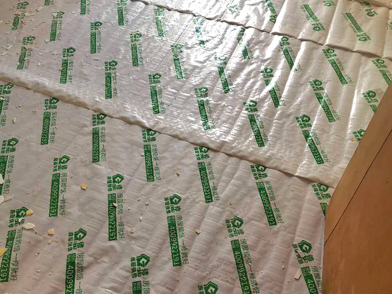 墻面翻新地板保護：舊墻面在翻新前一定要做墻面基底處理，粉化嚴重的要全部鏟除，鏟除后抹上一層白水泥，原來墻面過于光滑、刷過油漆的鏟除后還要做打磨處理，把粘結(jié)不牢的表皮去掉，便于新涂料和墻體粘結(jié)。墻面底漆的作用是抗堿防潮、封固基材、保護面漆，提高面漆的質(zhì)感和遮蓋力，對于老房翻新，墻面一定要做底漆，如果沒有刷底漆就直接上面漆的話，時間一長墻面容易起泡、發(fā)霉，太陽照曬時間長了也容易變色。墻面色差是修補墻面時需要盡量避免的，為此，應(yīng)該注意按照油漆桶的說明配比、涂刷，最好估算好用量，一次準備足夠的量，這樣能保證墻面顏色一致，也能避免用量不足重新調(diào)配出來的顏色有差異。