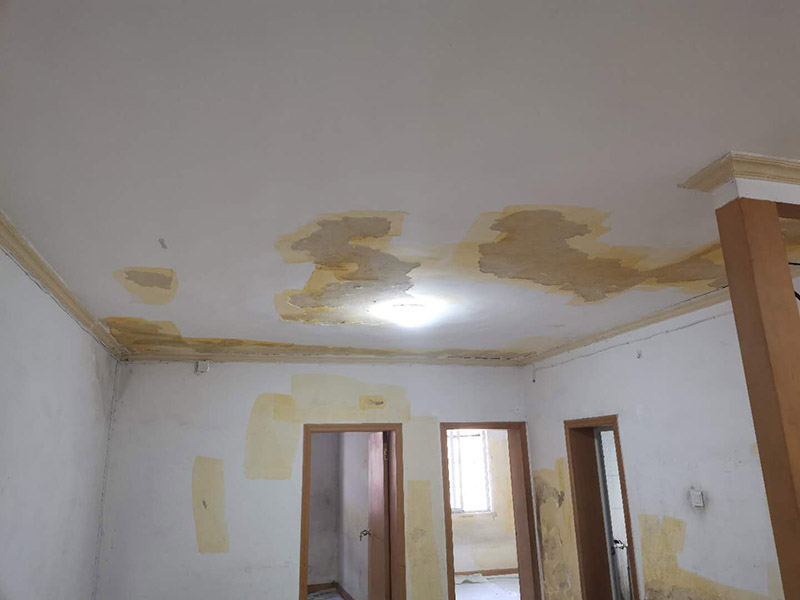 墻面翻新地板保護：舊墻面在翻新前一定要做墻面基底處理，粉化嚴重的要全部鏟除，鏟除后抹上一層白水泥，原來墻面過于光滑、刷過油漆的鏟除后還要做打磨處理，把粘結(jié)不牢的表皮去掉，便于新涂料和墻體粘結(jié)。墻面底漆的作用是抗堿防潮、封固基材、保護面漆，提高面漆的質(zhì)感和遮蓋力，對于老房翻新，墻面一定要做底漆，如果沒有刷底漆就直接上面漆的話，時間一長墻面容易起泡、發(fā)霉，太陽照曬時間長了也容易變色。墻面色差是修補墻面時需要盡量避免的，為此，應(yīng)該注意按照油漆桶的說明配比、涂刷，最好估算好用量，一次準備足夠的量，這樣能保證墻面顏色一致，也能避免用量不足重新調(diào)配出來的顏色有差異。