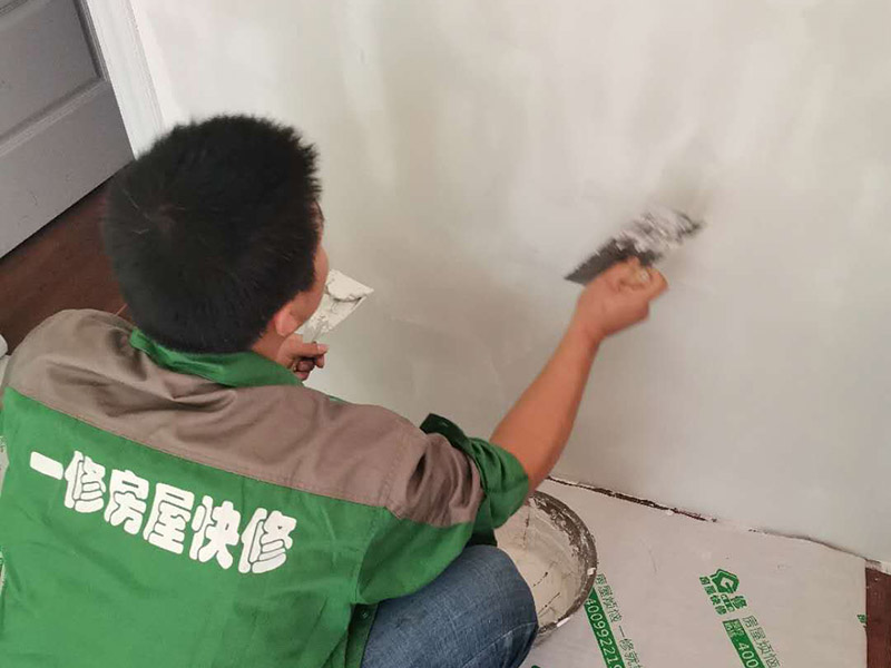 墻面刮膩?zhàn)诱移?第一遍刮石膏粉，好處是干得快，尤其是陰雨潮濕的天氣施工就更顯現(xiàn)其優(yōu)點(diǎn)。石膏硬度好，附著力好干了不容易開(kāi)裂收縮，填充力好，能堵住墻體上小 眼眼，干了后就不能再出現(xiàn)小眼眼了。而用膩?zhàn)友a(bǔ)干了后收縮又能看見(jiàn)小眼眼，如果補(bǔ)太厚了干得又慢，所以第一遍一定要刮石膏，要用全膠水。 第二遍，刮膩?zhàn)?，這一遍刮的重點(diǎn)就是找平，由于墻體不是那么平整和直順，因而就需要刮膩?zhàn)觼?lái)找平和找直，陽(yáng)角一定要拿3米左右長(zhǎng)的鋁合金靠尺做靠尺校直， 陰角一定需要用校直，這樣就能看見(jiàn)棱是棱角是角，效果就很好了。等干透了就打磨一遍，這個(gè)要求不需要太高，但必須等干了以后才能上第三遍膩?zhàn)印? width=