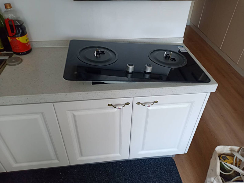 櫥柜臺面切割,灶具安裝：在灶臺上開一個燃氣灶安裝孔 ( 具體尺寸按開孔模紙板 ); 在櫥柜上的正前方留通風口，通風面積按說明書的要求 ; 通風口要確保灶具底部空氣流通，切勿堵塞 ; 如果所購買的是嵌入式燃氣灶且采用電脈圣萊雅沖點火方式時，則在使用前要檢查灶具是否安裝有電池，若未裝電池，則按說明書把電池裝上，電池的正負極不能裝反，如果該灶具采用嵌入式安裝，則安裝步驟如下：灶具底部需有 400mm 以上的自由空間，不可密封，不可放置氣瓶 ; 開孔后，用膠管將灶具和氣源相連，并用管夾夾緊膠管，將灶具放置好，即可使用。