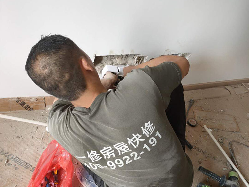 插座面板安裝:1.首先插座的導(dǎo)線安裝上需要注意，電源導(dǎo)線需要使用銅線橫截面，布線時一定要遵循&ldquo;火線進(jìn)開關(guān)，零線進(jìn)燈頭&rdquo;的原則，還要在插座上設(shè)漏電保護(hù)裝置。 2.先確定好各個插座需要安裝的位置，在日后電器使用來決定。一般明裝距離地面最好不低于1.8米，暗裝距離地面不低于 0.3米，廚房和衛(wèi)生間的插座應(yīng)在1.5米以上，空調(diào)插座至少要在2米以上。 3.臥室床頭多做二插，廚衛(wèi)多做三插。 4.要是日后是用來使用空調(diào)、冰箱、抽油煙機等大功率電器，那么就需要使用獨立插座，超負(fù)荷運行，易引起火災(zāi)。三孔插座的地線一定要接，不可以讓之形同虛設(shè)，不然一旦漏電，會導(dǎo)致觸電。多設(shè)幾個回路，防止一個短路全房間用電癱瘓。 5.需要暗裝用插座外盒框畫出框架，然后按照畫出的框架線挖坑，深度與插座厚度相當(dāng)。