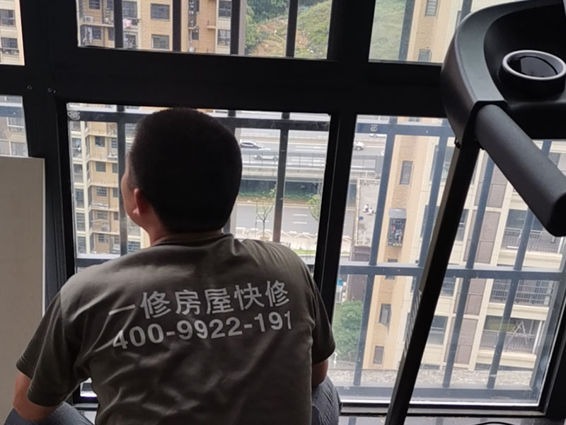 鋼化玻璃更換：鋼化玻璃門若是不符合安裝尺寸，再返工就非常麻煩，因此在開始測量的時候就要做到準(zhǔn)確。用玻璃吸盤先把玻璃板西經(jīng)，玻璃就位。將玻璃板上部插入門框里的限位槽，再把玻璃板的下部安放于底托飾面的對口縫內(nèi)。玻璃板固定好厚，在頂部的限位槽與底托的固定處，和玻璃板與框柱的對縫位置等注膠封口。門扇高度確定以后，在玻璃板與進出橫檔內(nèi)的兩側(cè)空隙處，同時通過兩邊插入小木條，輕敲穩(wěn)實，在小木條、門扇玻璃與橫檔之間形成的縫隙里注入玻璃膠，再用以上方法處理殘跡。