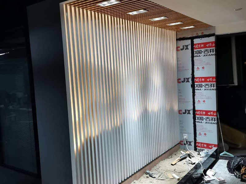 門店背景墻裝修：清掃基層、填補(bǔ)縫隙&rarr;石膏板面接縫處貼接縫帶、補(bǔ)膩?zhàn)?、磨砂?rarr;滿刮膩?zhàn)?、磨?rarr;涂刷防潮劑&rarr;涂刷底膠&rarr;墻面彈線&rarr;壁紙浸水&rarr;壁紙、基層涂刷粘結(jié)劑&rarr;墻紙裁紙、刷膠&rarr;上墻裱貼、拼縫、搭接、對花&rarr;趕壓膠粘劑氣泡&rarr;擦凈膠水&rarr;修整。