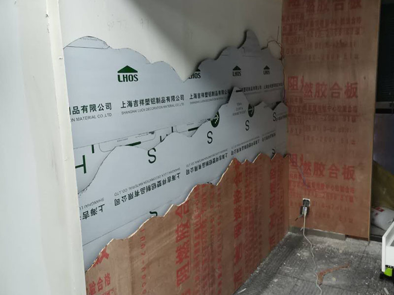 門店背景墻裝修：清掃基層、填補(bǔ)縫隙&rarr;石膏板面接縫處貼接縫帶、補(bǔ)膩?zhàn)?、磨砂?rarr;滿刮膩?zhàn)?、磨?rarr;涂刷防潮劑&rarr;涂刷底膠&rarr;墻面彈線&rarr;壁紙浸水&rarr;壁紙、基層涂刷粘結(jié)劑&rarr;墻紙裁紙、刷膠&rarr;上墻裱貼、拼縫、搭接、對花&rarr;趕壓膠粘劑氣泡&rarr;擦凈膠水&rarr;修整。