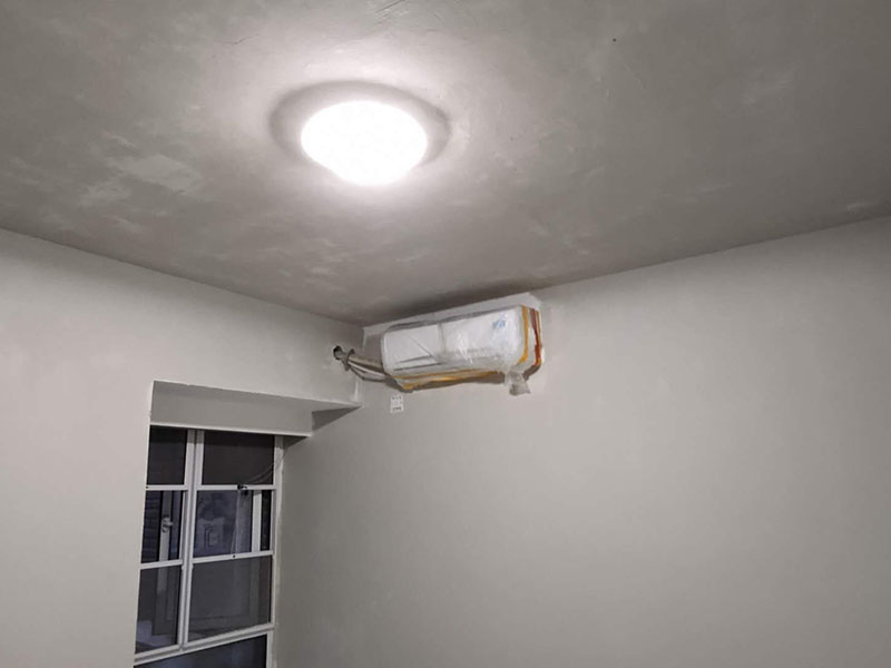 全屋墻面翻新：舊墻的基本處理bai包括清理舊墻面原有的乳膠du漆和膩?zhàn)訉拥溺P除、木zhi裝修、其他表面裝飾物（如壁紙）的拆除，如果只是裝修了一兩年的墻面，墻面的膩?zhàn)涌梢圆挥苗P除，用鋼刷和砂紙打磨墻面后就可以重新涂刷乳膠漆，如果裝修時(shí)間較長(zhǎng)的就需要將膩?zhàn)訉隅P除后再進(jìn)行后續(xù)工序。切記舊墻面一定要進(jìn)行處理，不能直接涂刷，粉化嚴(yán)重的墻面要鏟除后，抹上一層白水泥，再進(jìn)行涂刷。 墻面涂刷底漆的作用是抗堿防潮、封固基材、保護(hù)面漆，提高面漆的質(zhì)感和遮蓋力。如果沒有刷底漆就直接上面漆的話，時(shí)間一長(zhǎng)墻面就容易起泡、發(fā)霉，經(jīng)陽光長(zhǎng)時(shí)間照射也會(huì)發(fā)生墻面變色的情況。