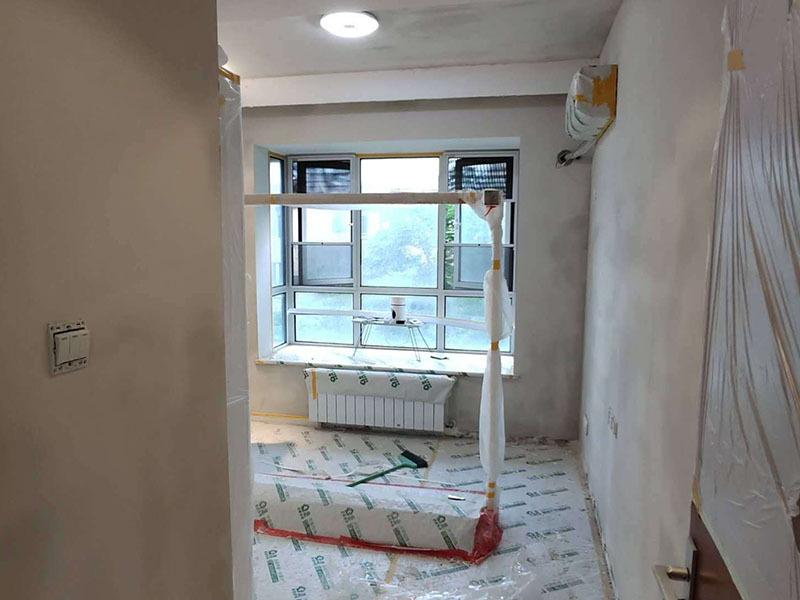 全屋墻面翻新：舊墻的基本處理bai包括清理舊墻面原有的乳膠du漆和膩?zhàn)訉拥溺P除、木zhi裝修、其他表面裝飾物（如壁紙）的拆除，如果只是裝修了一兩年的墻面，墻面的膩?zhàn)涌梢圆挥苗P除，用鋼刷和砂紙打磨墻面后就可以重新涂刷乳膠漆，如果裝修時(shí)間較長(zhǎng)的就需要將膩?zhàn)訉隅P除后再進(jìn)行后續(xù)工序。切記舊墻面一定要進(jìn)行處理，不能直接涂刷，粉化嚴(yán)重的墻面要鏟除后，抹上一層白水泥，再進(jìn)行涂刷。 墻面涂刷底漆的作用是抗堿防潮、封固基材、保護(hù)面漆，提高面漆的質(zhì)感和遮蓋力。如果沒有刷底漆就直接上面漆的話，時(shí)間一長(zhǎng)墻面就容易起泡、發(fā)霉，經(jīng)陽光長(zhǎng)時(shí)間照射也會(huì)發(fā)生墻面變色的情況。