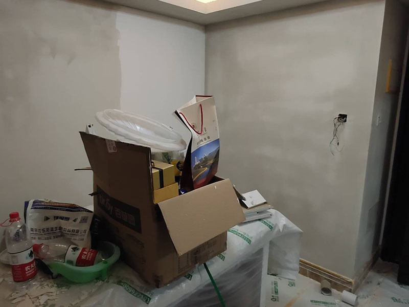 全屋墻面翻新：舊墻的基本處理bai包括清理舊墻面原有的乳膠du漆和膩?zhàn)訉拥溺P除、木zhi裝修、其他表面裝飾物（如壁紙）的拆除，如果只是裝修了一兩年的墻面，墻面的膩?zhàn)涌梢圆挥苗P除，用鋼刷和砂紙打磨墻面后就可以重新涂刷乳膠漆，如果裝修時(shí)間較長(zhǎng)的就需要將膩?zhàn)訉隅P除后再進(jìn)行后續(xù)工序。切記舊墻面一定要進(jìn)行處理，不能直接涂刷，粉化嚴(yán)重的墻面要鏟除后，抹上一層白水泥，再進(jìn)行涂刷。 墻面涂刷底漆的作用是抗堿防潮、封固基材、保護(hù)面漆，提高面漆的質(zhì)感和遮蓋力。如果沒有刷底漆就直接上面漆的話，時(shí)間一長(zhǎng)墻面就容易起泡、發(fā)霉，經(jīng)陽光長(zhǎng)時(shí)間照射也會(huì)發(fā)生墻面變色的情況。