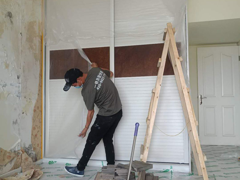 家具地板保護：在進行家居裝修的過程中，首先完成的就是地面的鋪設(shè)。因此，我們在進行其余施工時一定要注意對剛鋪好的地板進行保護。而在裝修時灰塵是一定避免不了的，為了防止嶄新的地板被沾染灰塵以及施工團隊人員等的腳印，最好先在地板上鋪一層防塵布等作為保護膜。除此之外，還是要在一天裝修結(jié)束后的時間里對防塵布等進行灰塵的清除和家居保養(yǎng)工作，特別是灰塵堆積過厚的地方，以免將來裝修結(jié)束后因為灰塵過多清理時意外污染地板。