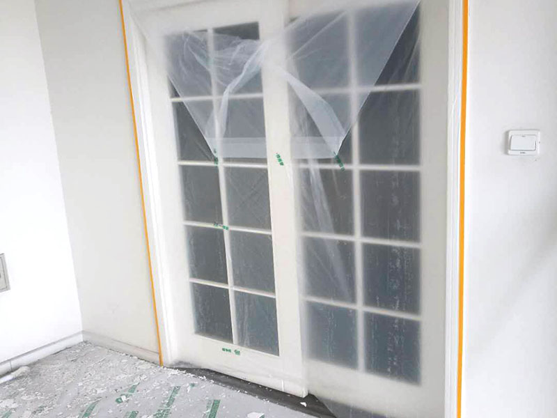 家具地板保護：在進行家居裝修的過程中，首先完成的就是地面的鋪設(shè)。因此，我們在進行其余施工時一定要注意對剛鋪好的地板進行保護。而在裝修時灰塵是一定避免不了的，為了防止嶄新的地板被沾染灰塵以及施工團隊人員等的腳印，最好先在地板上鋪一層防塵布等作為保護膜。除此之外，還是要在一天裝修結(jié)束后的時間里對防塵布等進行灰塵的清除和家居保養(yǎng)工作，特別是灰塵堆積過厚的地方，以免將來裝修結(jié)束后因為灰塵過多清理時意外污染地板。