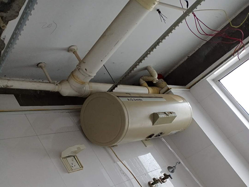 衛(wèi)生間吊頂安裝：明確電器及龍骨的具體位置。確du定吊頂安裝高度，浴霸zhi一般在2.1m-2.3m間可以發(fā)揮最大效果。高度明確后，做水平安裝角線。用螺絲或膠水(以防瓷磚被破壞)固定角線，轉(zhuǎn)彎處其對(duì)角應(yīng)拼貼整齊，不留明顯縫隙。龍骨位置確定后，用沖擊鉆打孔。按具體長(zhǎng)度切割、組裝吊桿螺絲。吊桿螺絲緊固于鉆孔中。將主龍骨安裝于吊桿螺絲下的固定環(huán)，三角龍骨固定于主龍骨上。裝好后適當(dāng)調(diào)節(jié)，逐漸緊固連接處螺絲，以確保平直。方形鋁扣板吊頂有兩種安裝方法：邊沿裝、中間裝，依具體情況而定。裝第一塊板十分重要，它決定了其他板的位置和水平。