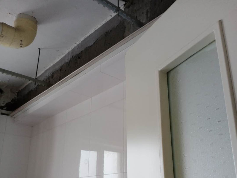 衛(wèi)生間吊頂安裝：明確電器及龍骨的具體位置。確du定吊頂安裝高度，浴霸zhi一般在2.1m-2.3m間可以發(fā)揮最大效果。高度明確后，做水平安裝角線。用螺絲或膠水(以防瓷磚被破壞)固定角線，轉(zhuǎn)彎處其對(duì)角應(yīng)拼貼整齊，不留明顯縫隙。龍骨位置確定后，用沖擊鉆打孔。按具體長(zhǎng)度切割、組裝吊桿螺絲。吊桿螺絲緊固于鉆孔中。將主龍骨安裝于吊桿螺絲下的固定環(huán)，三角龍骨固定于主龍骨上。裝好后適當(dāng)調(diào)節(jié)，逐漸緊固連接處螺絲，以確保平直。方形鋁扣板吊頂有兩種安裝方法：邊沿裝、中間裝，依具體情況而定。裝第一塊板十分重要，它決定了其他板的位置和水平。