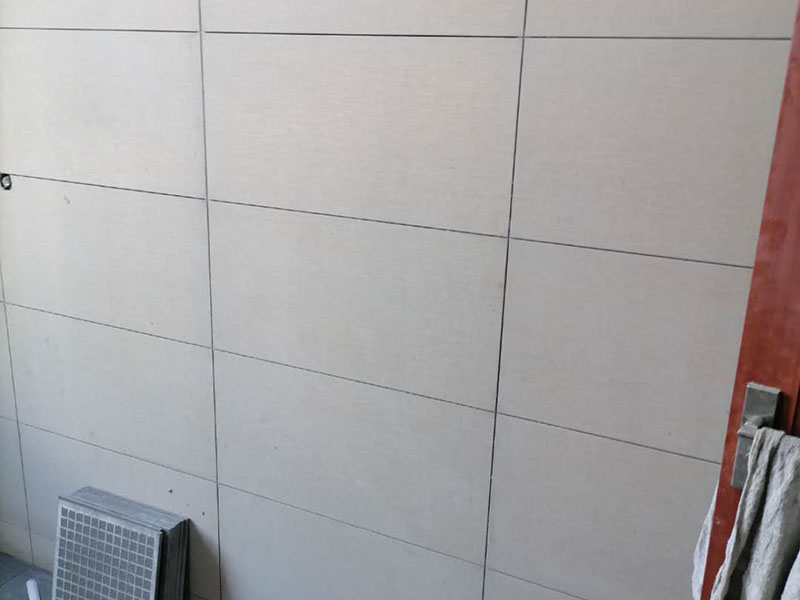 衛(wèi)生間貼磚維修：先選材料，衛(wèi)生間瓷磚我們可以選用小瓷磚，像小方塊這種類型的，這樣自己貼的時候會很方便。將水泥與少量建筑膠混合拌勻，做成粘貼劑。把粘貼劑用鏟刀鏟到地面刮平后將瓷磚鋪上，再用鏟刀壓實(shí)，這樣自上而下或自左而右的一排排粘貼即可。全部鋪完后，用白水泥漿美縫，把瓷磚間的間隙填實(shí)，這樣就完成了。